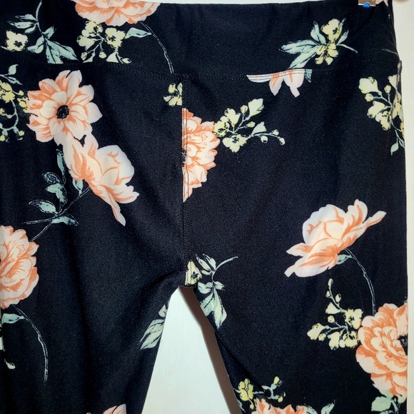 Lidy super soft floral capris size  SZ-L/XXL black multi-flowered legging - Picture 4 of 8